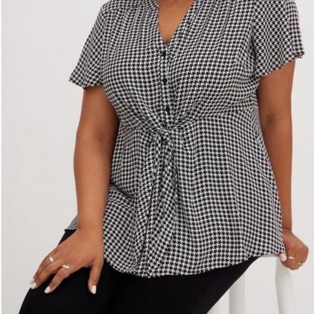 Torrid Georgette Tie-Front Flutter Sleeve Blouse black and white size XXLARGE
